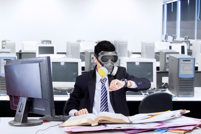 0528mm55395-worker-gas-mask-office.jpg